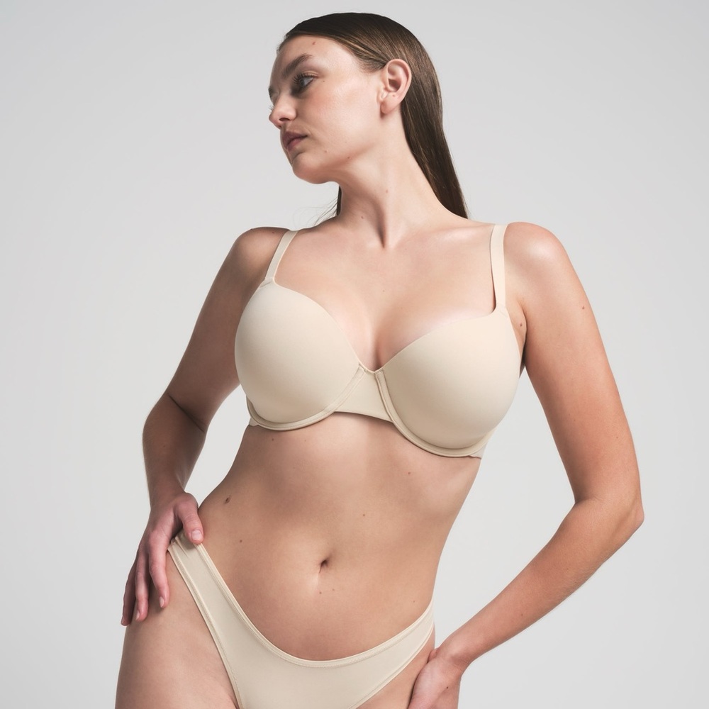 NWT SKiMS FiTS EVERYBODY T-SHiRT BRA - SAND